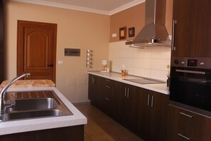 ثلاجة، ميكروويف، فرن، كرسي للأطفال