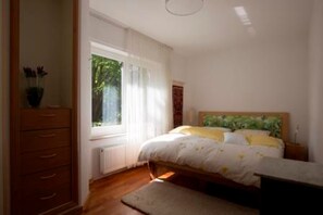 3 Schlafzimmer, Schreibtisch, Bügeleisen/Bügelbrett, Reisekinderbett