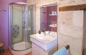 Combined shower/tub