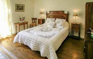 4 habitaciones, cuna de viaje y ropa de cama 