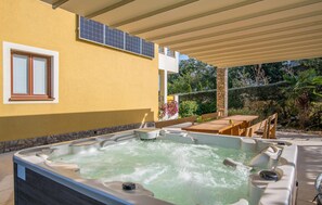 Outdoor dining - Amazing apartment in Salatici with WiFi (Salatici)