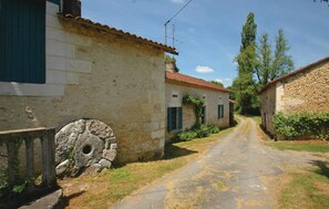 المنطقة المحيطة بالمنشأة