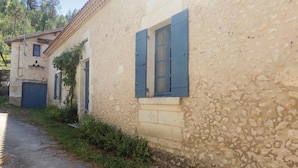 A rustic stone building with a narrow pathway leading to a gated entrance. - 2 bedroom stunning home in Grignols (Grignols)