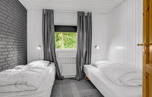 5 bedrooms, travel crib, free WiFi