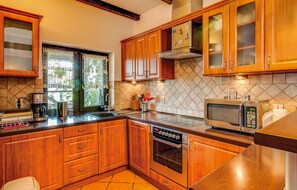 Fridge, microwave, oven, stovetop - Nice home in Mscice with swimming pool (Mscice)