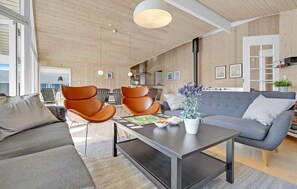 Fernseher, Kamin, DVD-Player, Tischfußball