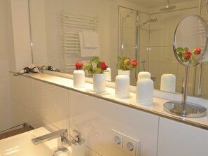 Shower, hair dryer, towels - Apartment 10 - gate to the sea (Helgoland)