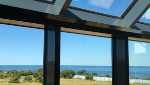 A view through a skylight with a clear sky and distant landscape. - Apartment 10 - gate to the sea (Helgoland)