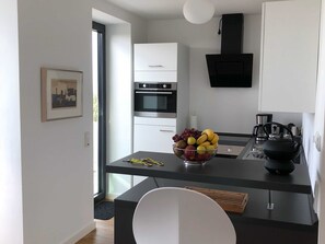 Geladeira, micro-ondas, fogão, lava-louças