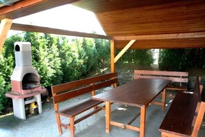 Outdoor dining - Holiday home with outdoor pool and sauna at Lake Lipno (Černá v Pošumaví)