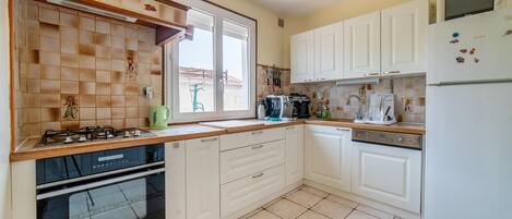 Fridge, oven, stovetop, dishwasher