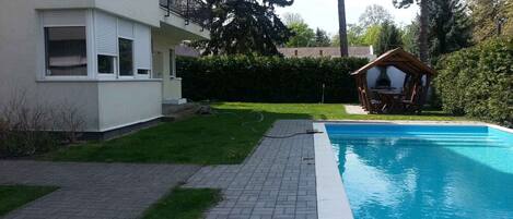 Et oppvarmet basseng