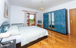 5 bedrooms, travel crib, free WiFi, bed sheets