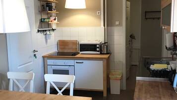 Kühlschrank, Mikrowelle, Ofen, Geschirrspüler