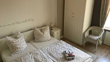 3 Schlafzimmer, Schreibtisch, Reisekinderbett, WLAN
