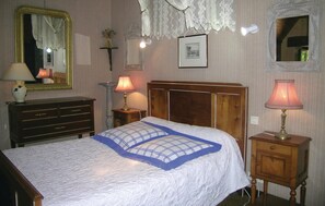 2 bedrooms, travel crib, free WiFi