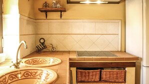 Een badkamer met twee wastafels, een handdoekrek, een klein plankje met toiletartikelen en een decoratieve fiets.