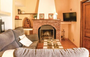 Una televisión, una chimenea