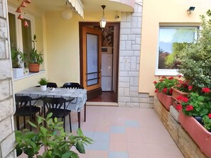 Outdoor dining - Studio with terrace and Internet (Medulin)