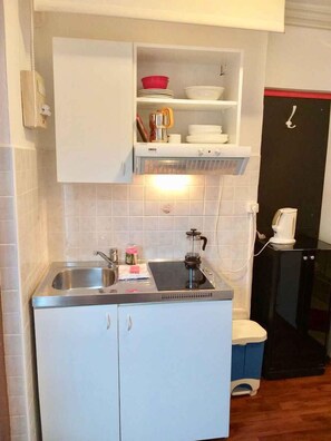 Réfrigérateur, micro-ondes, four, plaque de cuisson