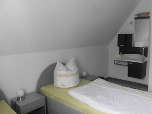 2 bedrooms, travel crib, WiFi