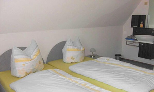 2 bedrooms, travel crib, WiFi