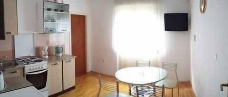 Réfrigérateur, four, plaque de cuisson, cafetière/bouilloire