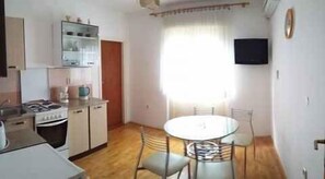 Fridge, oven, stovetop, coffee/tea maker