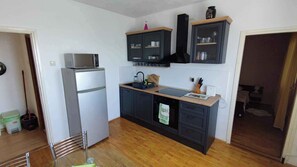 Fridge, oven, stovetop, cookware/dishes/utensils