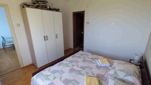 2 bedrooms, iron/ironing board, internet