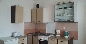 Fridge, oven, stovetop, coffee/tea maker