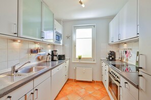 Kjøleskap, mikrobølgeovn, ovn og oppvaskmaskin