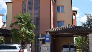 المنشأة من الخارج