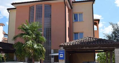 Apartamento de vacaciones con muebles de jardín y parrilla