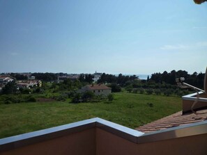 Property grounds - Holiday apartment with garden furniture and barbecue (Novigrad)