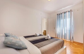 4 bedrooms, travel crib, free WiFi, bed sheets