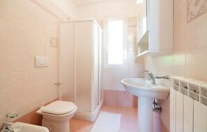 A bathroom with a toilet, shower, and sink. - Pet friendly apartment (S.Bartolomeo Mare IM)