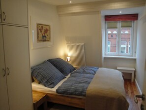 4 室のベッドルーム、セーフティボックス (室内)、旅行用ベビーベッド、WiFi