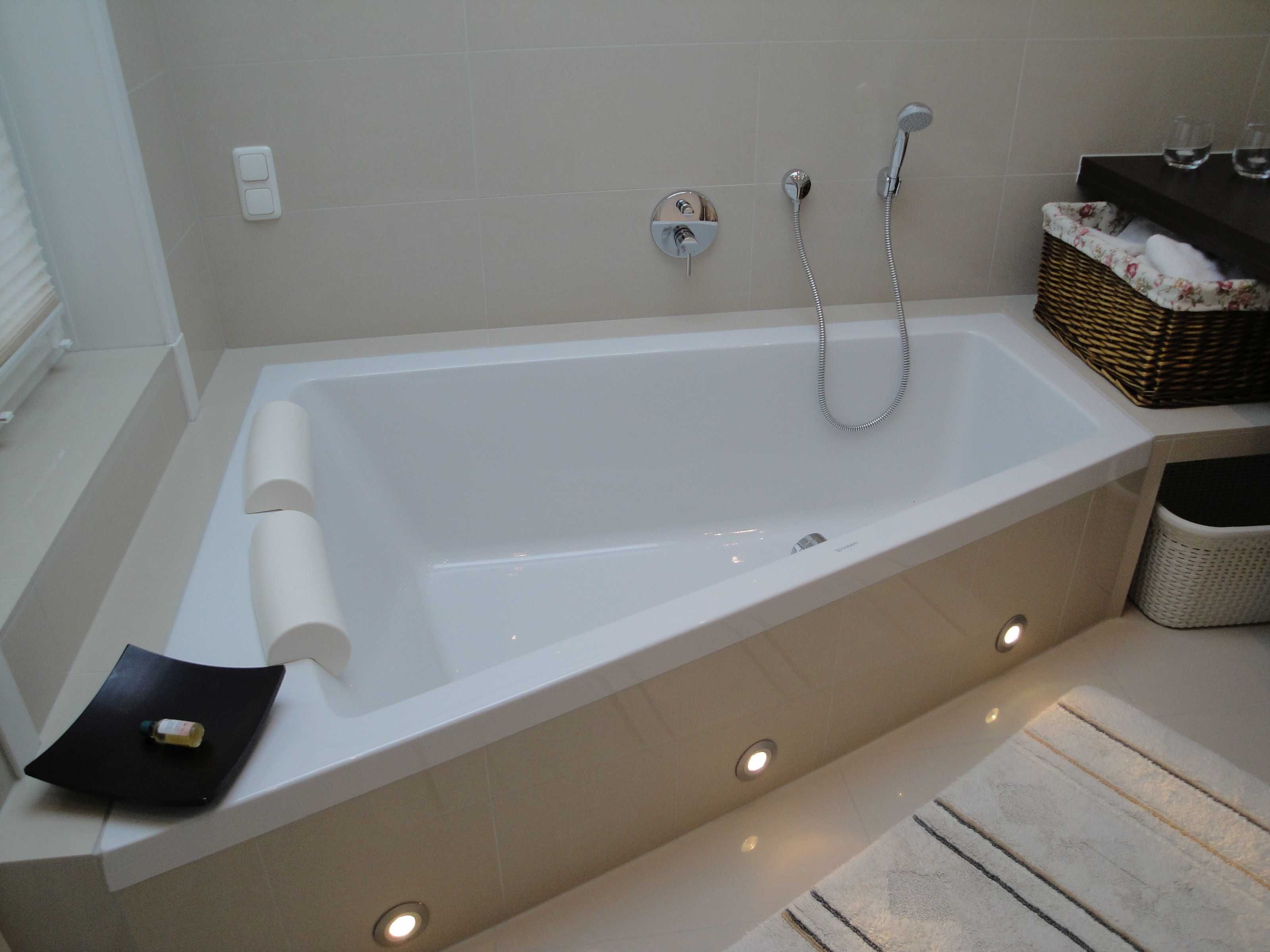 Une salle de bain moderne avec une baignoire sur pieds, une douche et un porte-serviettes.