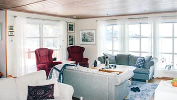 Een televisie en een open haard