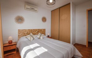 3 bedrooms, travel crib, free WiFi, bed sheets
