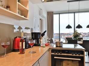 Kühlschrank, Ofen, Geschirrspüler, Wasserkocher mit Kaffee-/Teezubehör