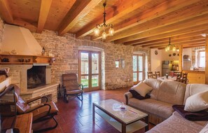 TV, fireplace, DVD player - Awesome home in Regulici with WiFi (Regulici)