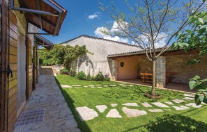 Outdoor dining - Awesome home in Regulici with WiFi (Regulici)