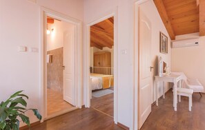 3 bedrooms, in-room safe, travel crib, free WiFi - Awesome home in Regulici with WiFi (Regulici)