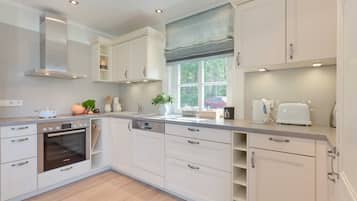 Kühlschrank, Mikrowelle, Ofen, Geschirrspüler