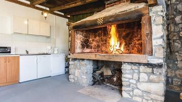 KylskÄp, spishÀll, diskmaskin och kaffe- och tebryggare