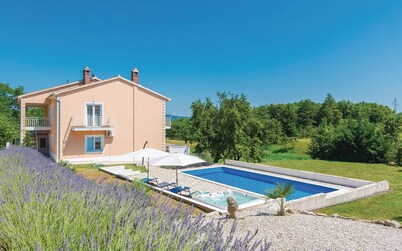 Cozy home in Nedescina