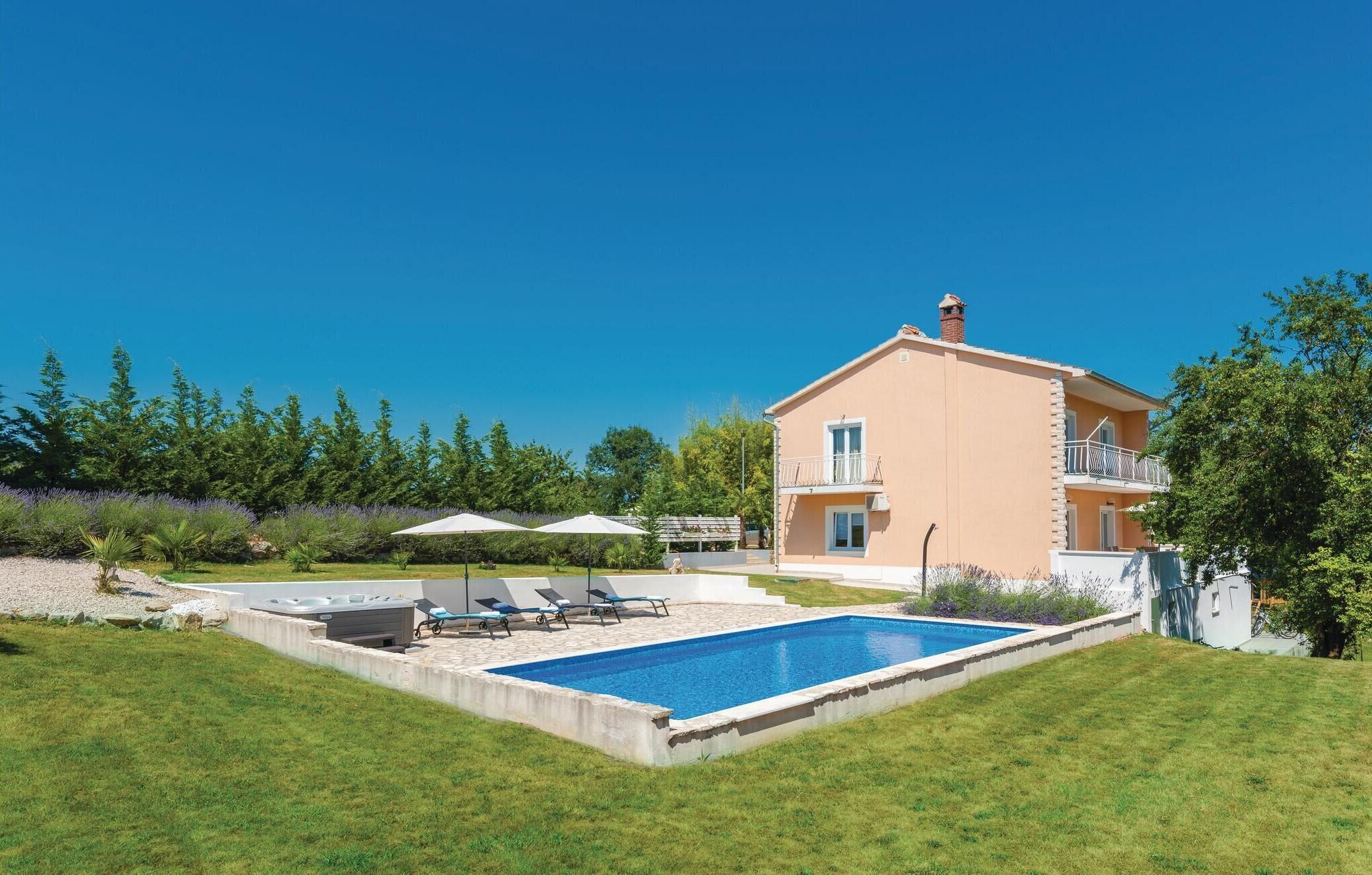 Une maison à deux étages dotée d’une piscine, d’un espace extérieur aménagé et d’un jardin bien entretenu.