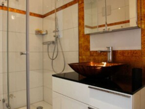 Dusche, Haartrockner, Handtücher